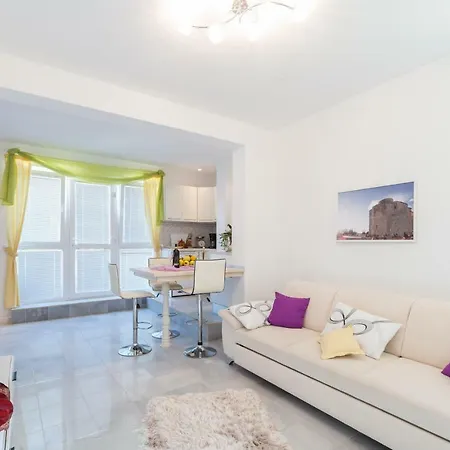 Victoria Apartment